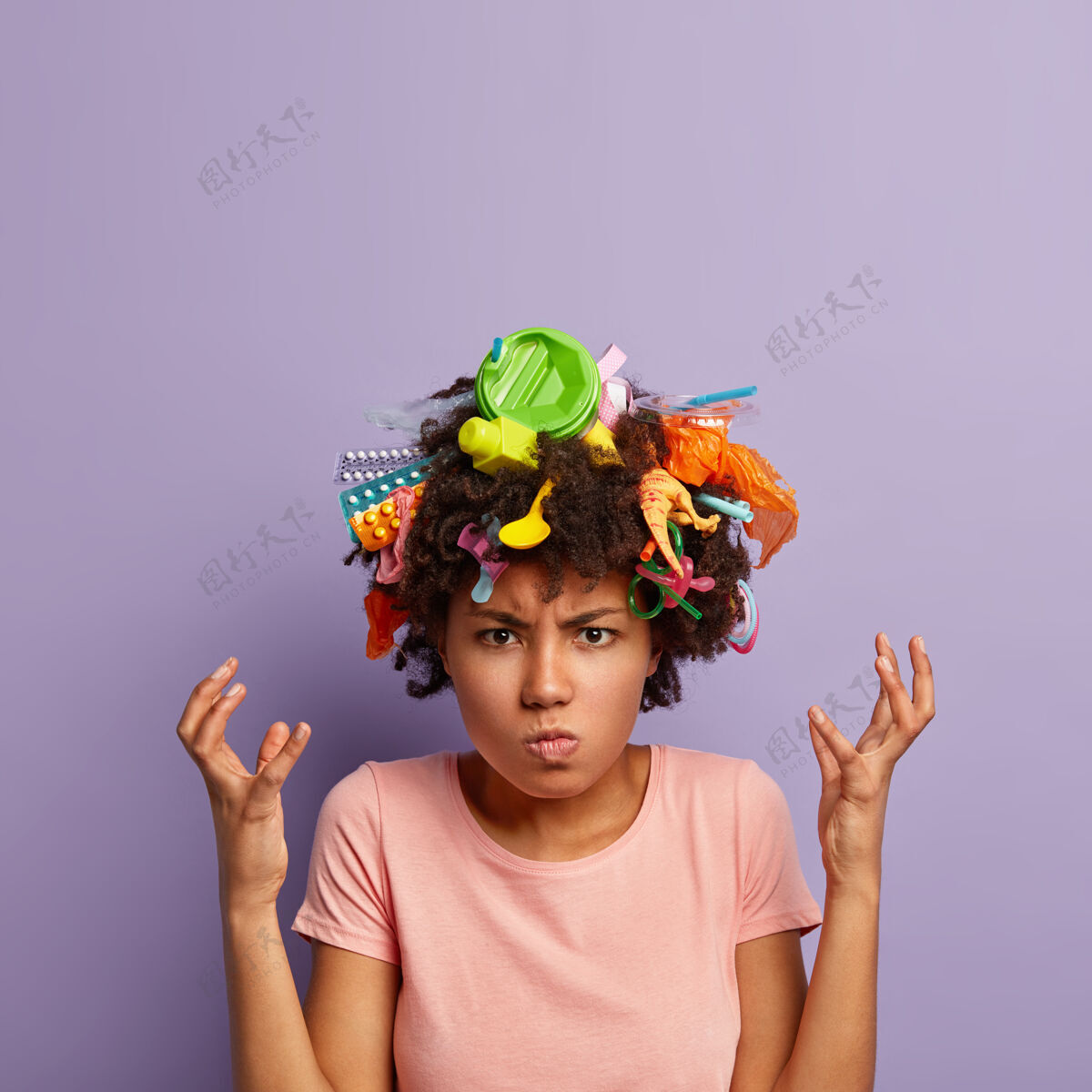 恼怒脾气暴躁愤怒的女人在头发上摆着垃圾的姿势愤怒忙碌保护