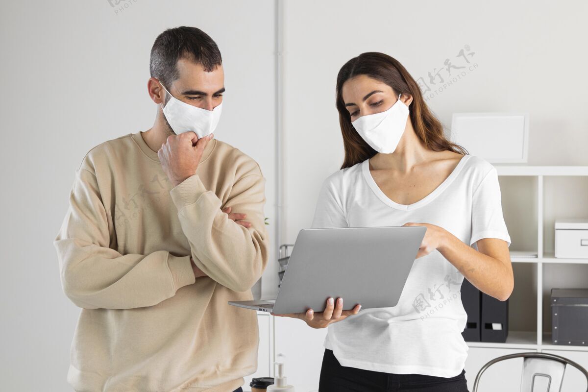同事中枪男女看笔记本电脑面罩感染冠状病毒