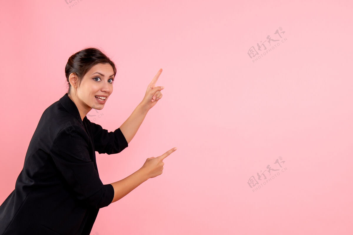 个人正面图年轻女性穿着粉色背景的深色夹克深色公司情感