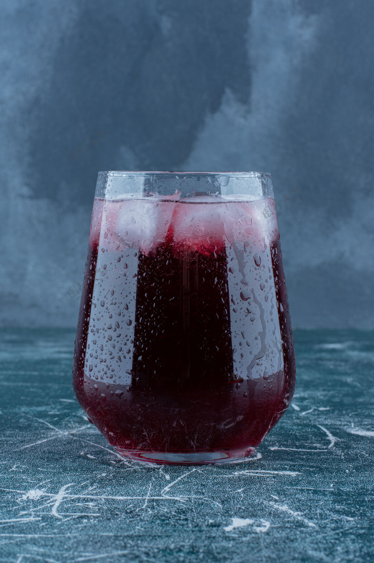 果汁蓝色背景上的一杯加工果汁高品质照片水果加工玻璃杯