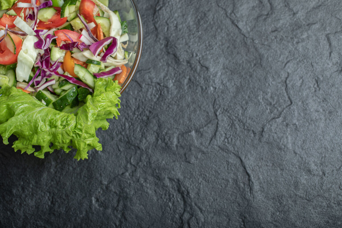 餐桌Videangle有机健康沙拉 黑色背景 高品质照片健康菜单吃