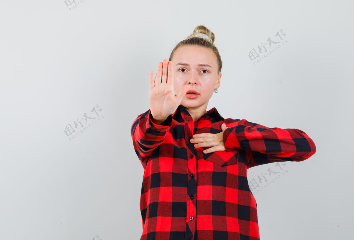 成人年轻女性用格子衬衫指着自己做拒绝的手势正面图时尚人黑发