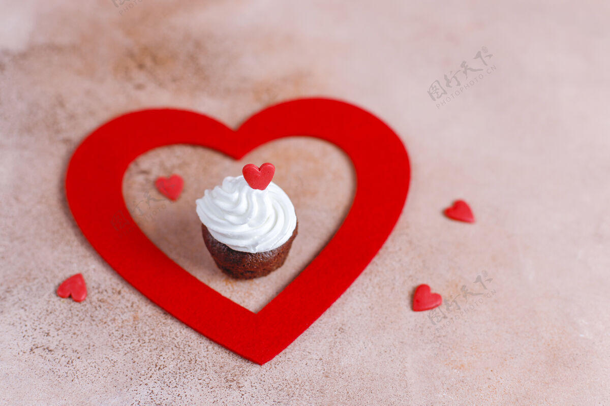 有机情人节美味的迷你巧克力纸杯蛋糕甜点装饰情人节