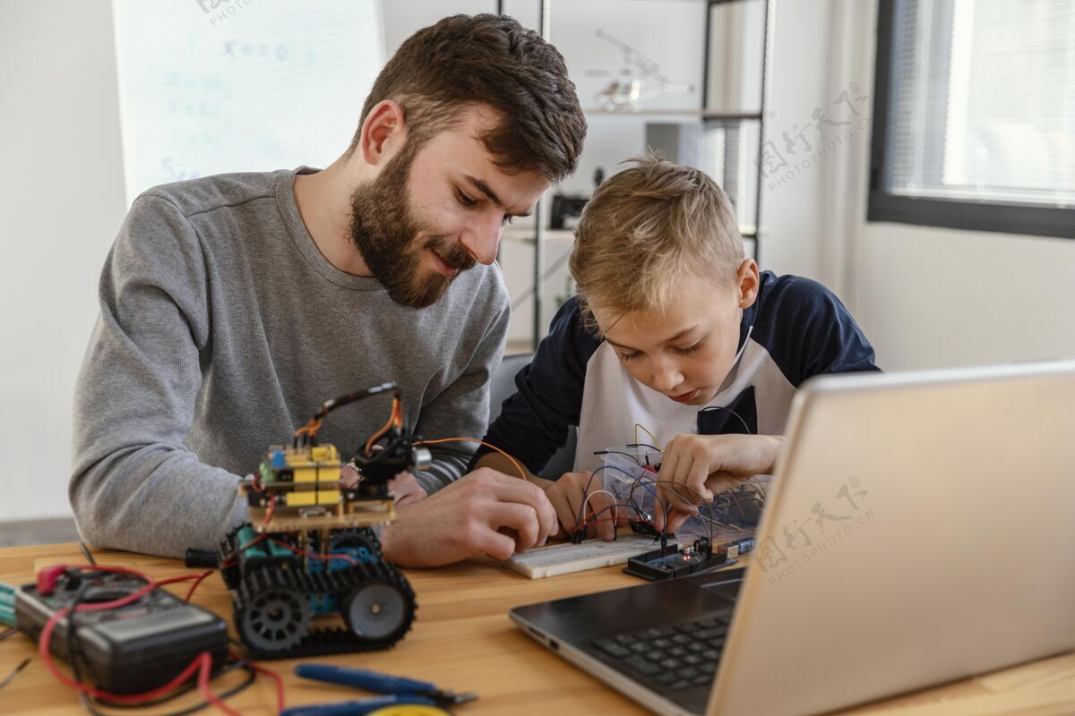 建筑工具父子做机器人机器人男孩孩子