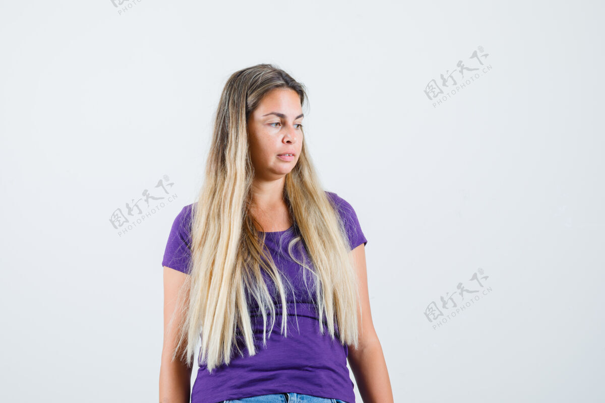 一起年轻女士身穿紫罗兰色t恤低头沉思 俯视前方女士兴奋沉思