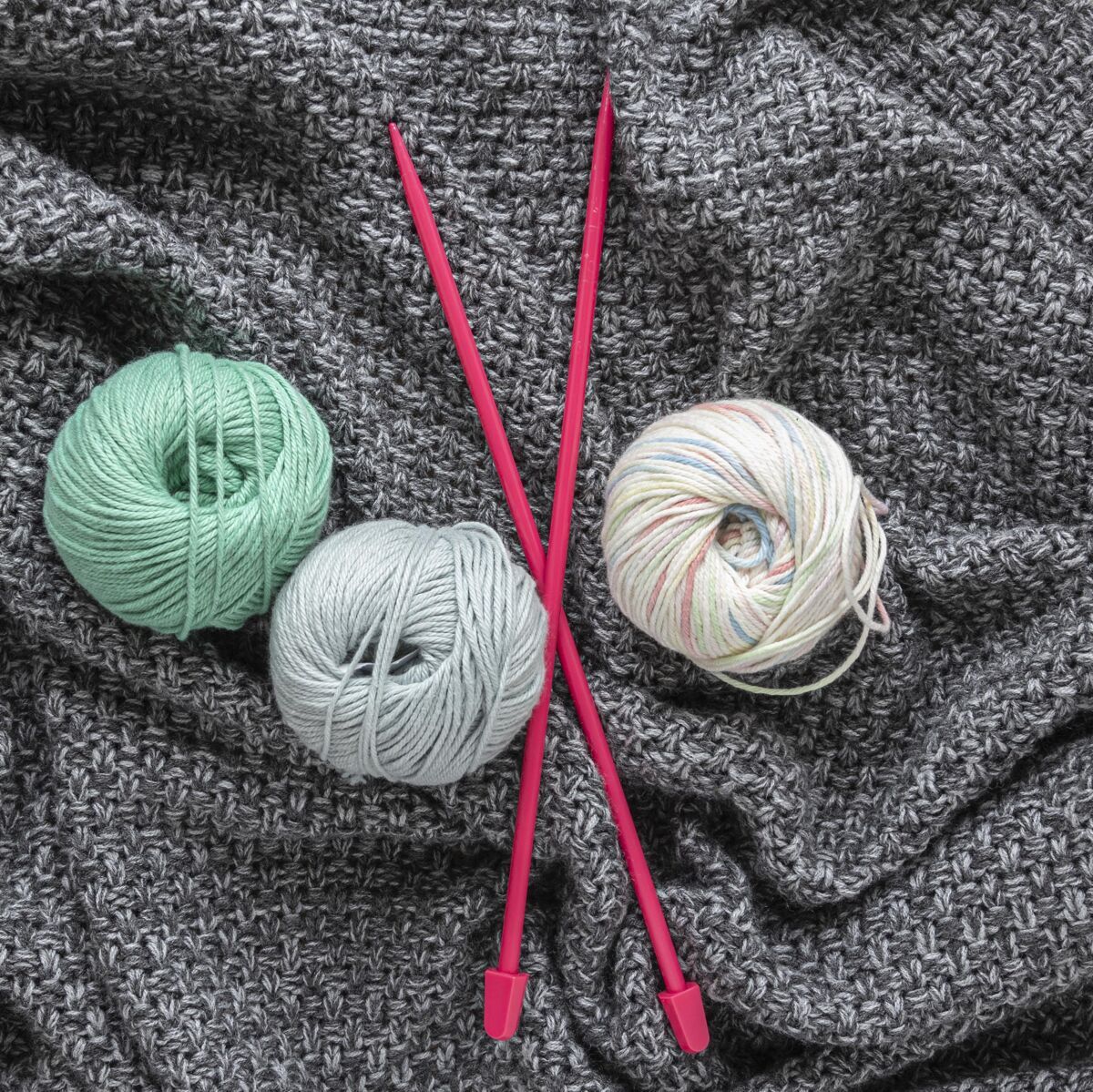 编织机羊毛和针织针都收起来了针织针纺织品线