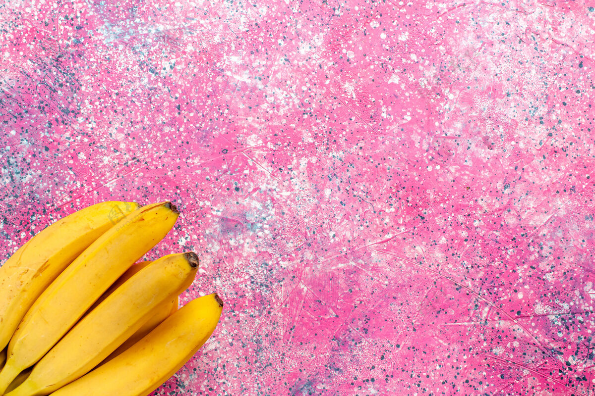 花瓣顶视图黄色新鲜香蕉美味水果粉红表面农产品异国情调醇香