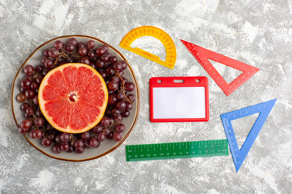 数字顶视图新鲜葡萄柚戒指与红葡萄和数字上的白色表面可食用水果健康食品