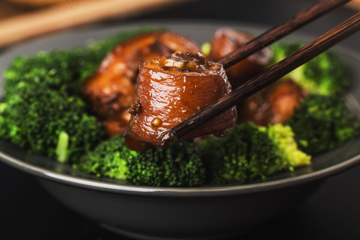平底锅中国菜：焖猪尾晚餐排骨烹饪