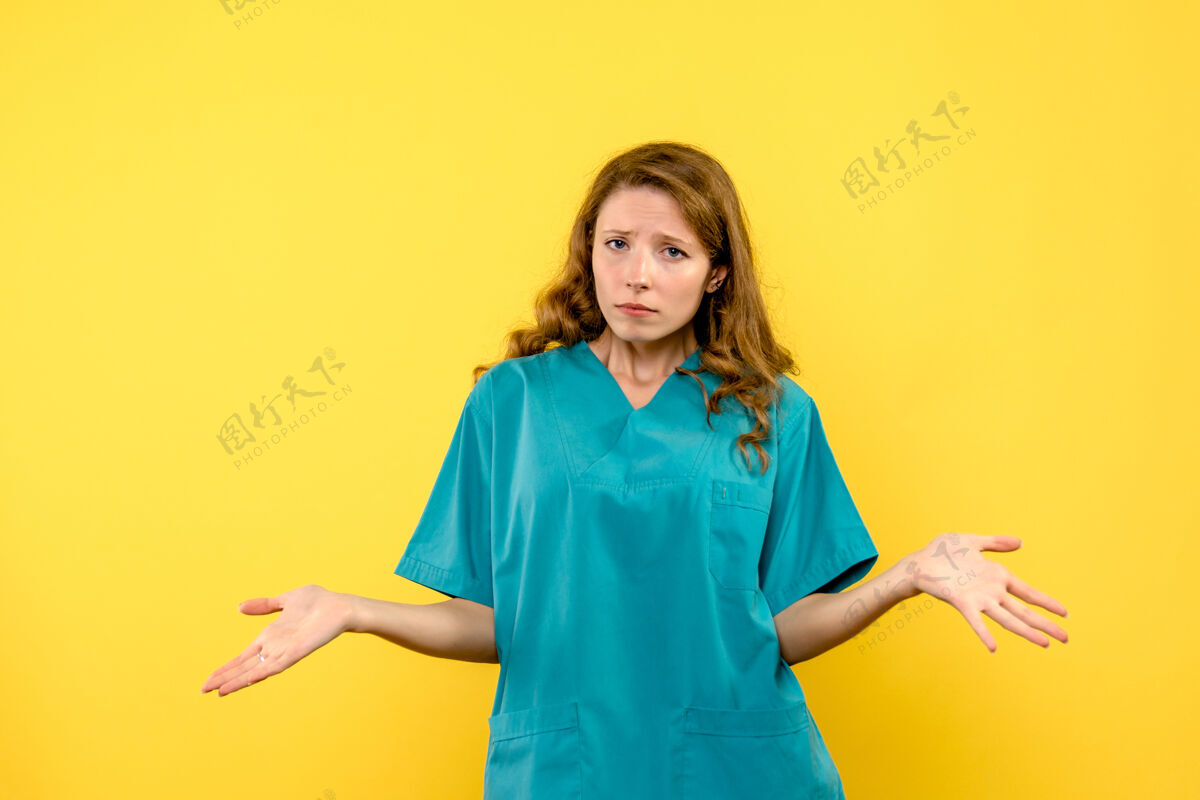 大流行黄色空间上愁容满面的女医生正面图衣服成人前面
