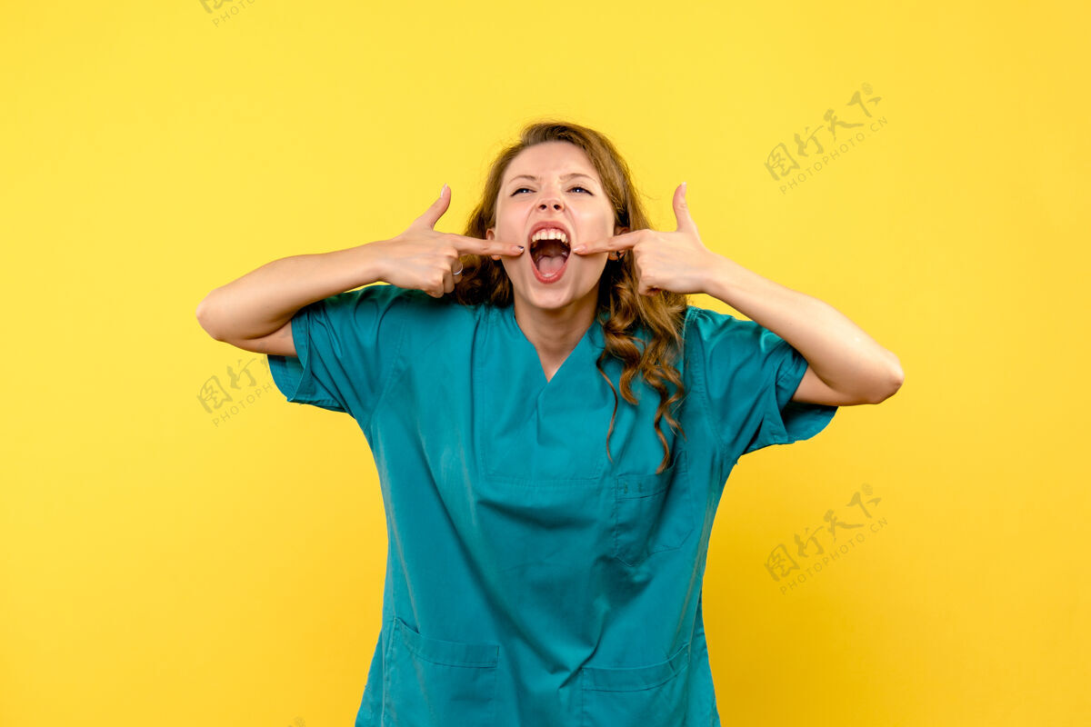 肖像黄色空间里的女医生工作室女人视图