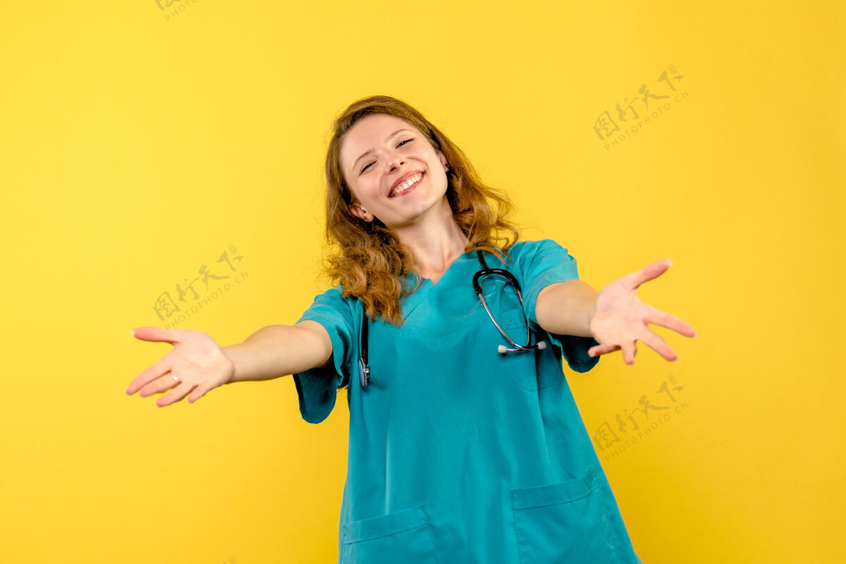 女医生正面图女医生只是在黄色空间微笑肖像成人生活方式