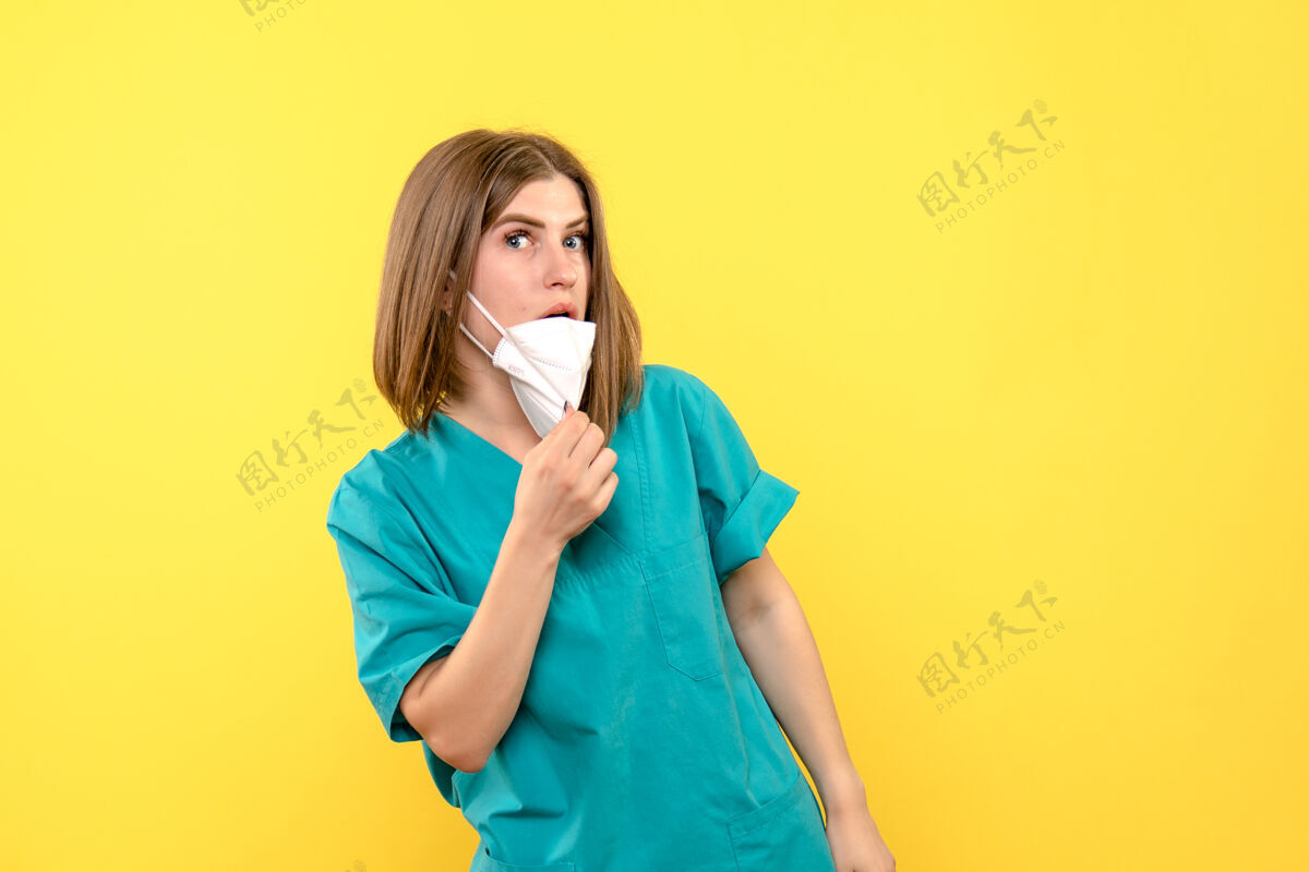 服用正面图黄色空间女医生摘下面罩女医生商业女性成人