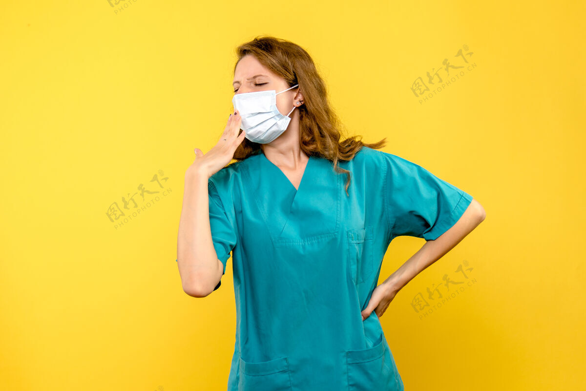 冠状病毒正面图黄色空间的女医生戴着面具打哈欠大流行黄色人