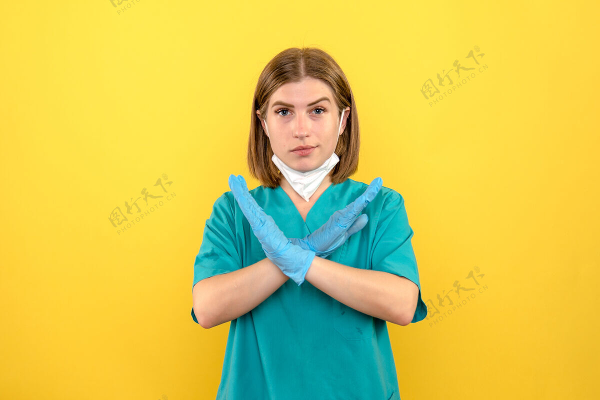 蓝色黄色空间上戴着蓝色手套的女医生的前视图黄色男成功