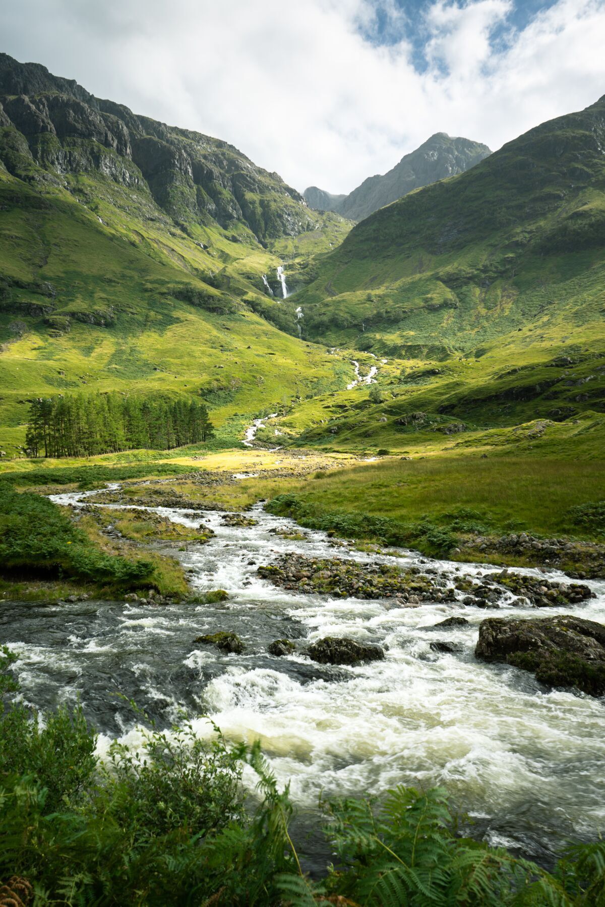 路苏格兰一条被群山和草地环绕的河流的垂直镜头民族悬崖乡