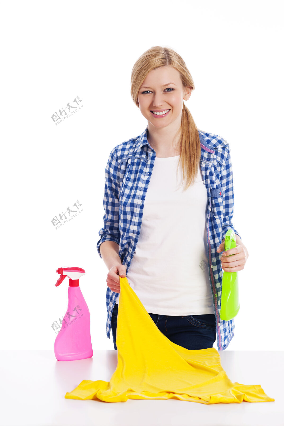 洗衣年轻的女人在清洗脏衬衫清洁洗衣化工