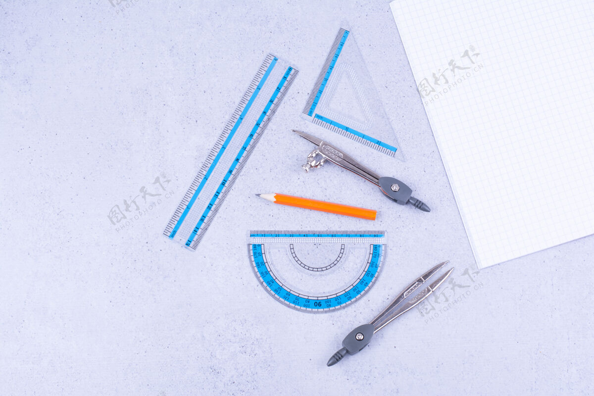 工作空白笔记本 周围有尺子和钢笔电器工具极简
