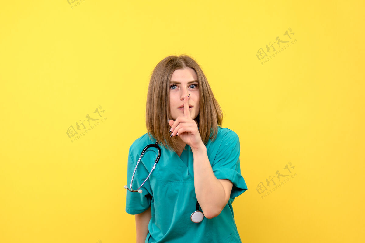 成人前视图女医生要求在黄色空间安静女士询问医学