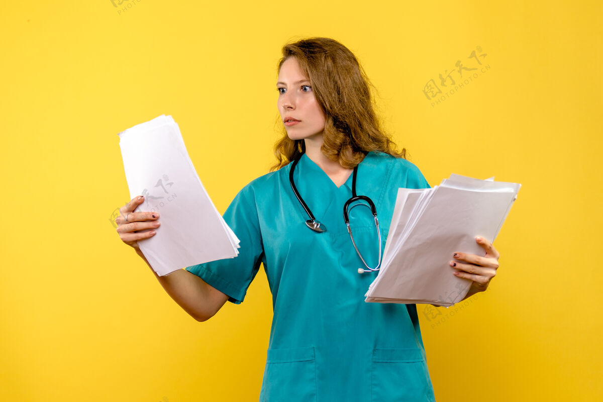 医院正面图年轻女医生拿着文件放在黄色的空间里医疗视图护士