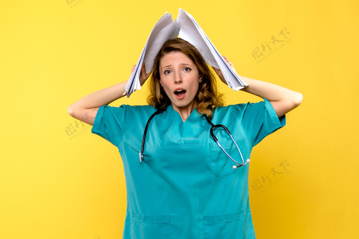 女士前视图黄色空间上有文件的女医生医院女医生帽子