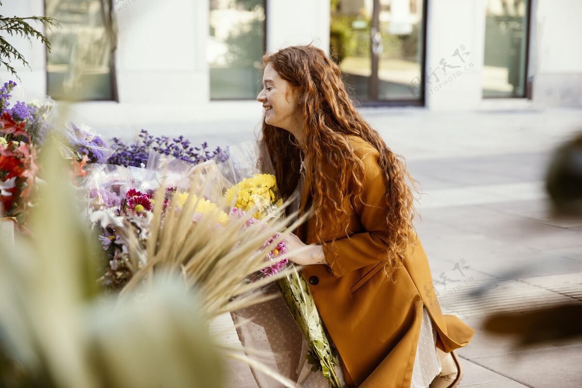 开花笑脸女人在户外获得春花的侧视图春天水平植物