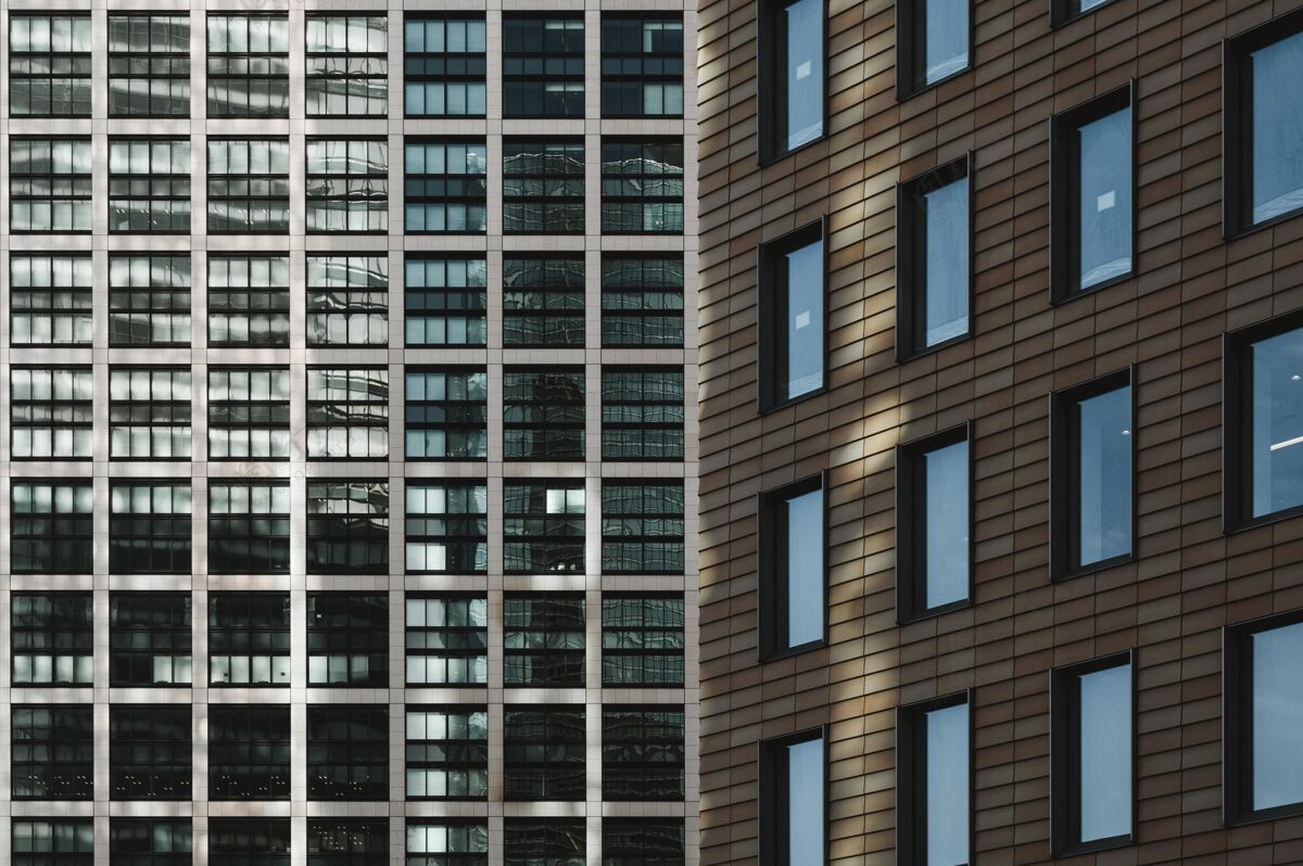 城市近距离观看现代摩天大楼办公楼窗户灯光现代