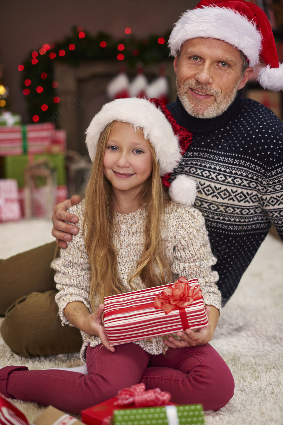圣诞饰品爸爸抱着她可爱的小女儿肖像舒适童年