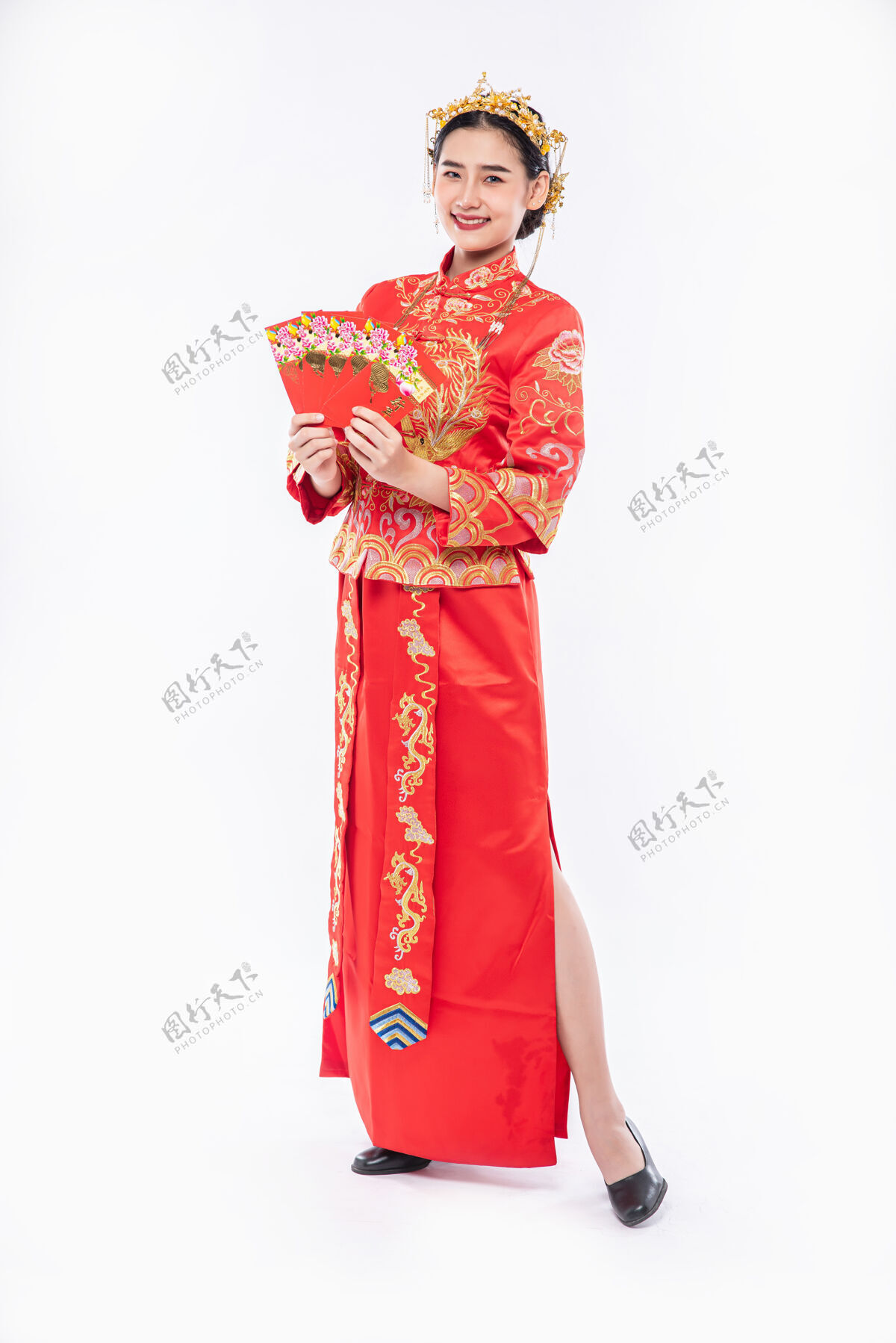 文化穿旗袍西服黑鞋的女人很高兴在春节收到老板的礼金中国新年微笑红包