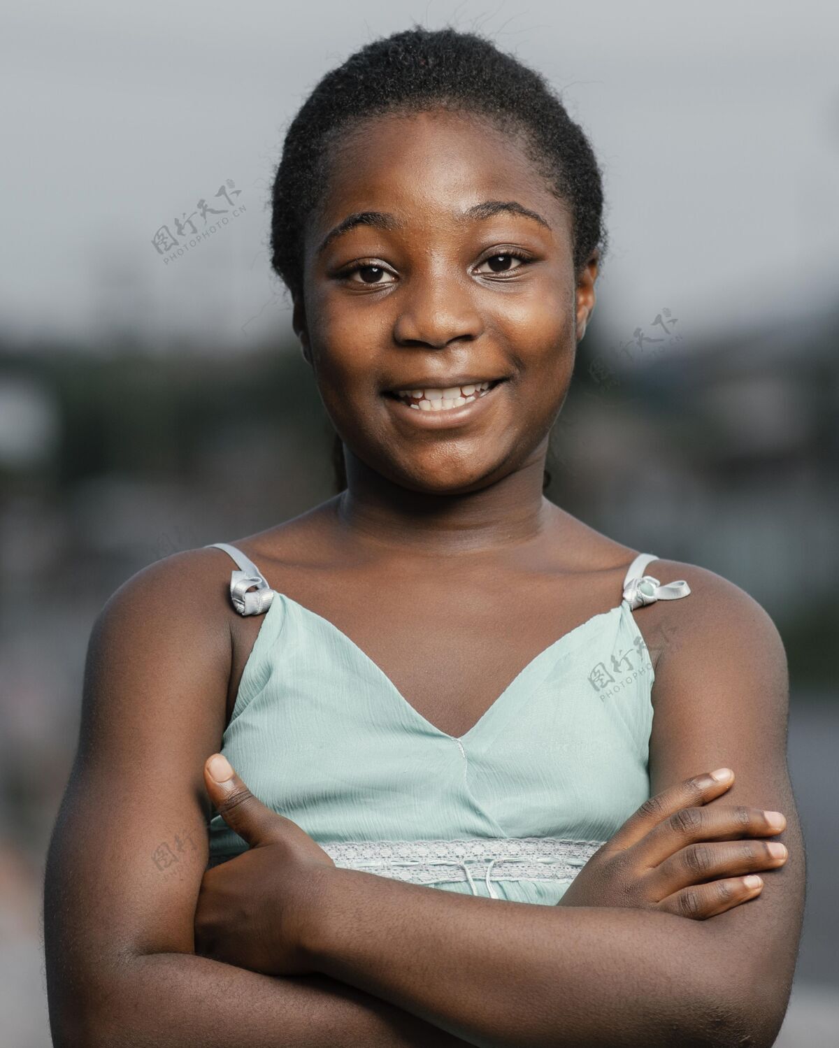 女孩画一个年轻的非洲女孩 双臂交叉双臂交叉孩子肖像画