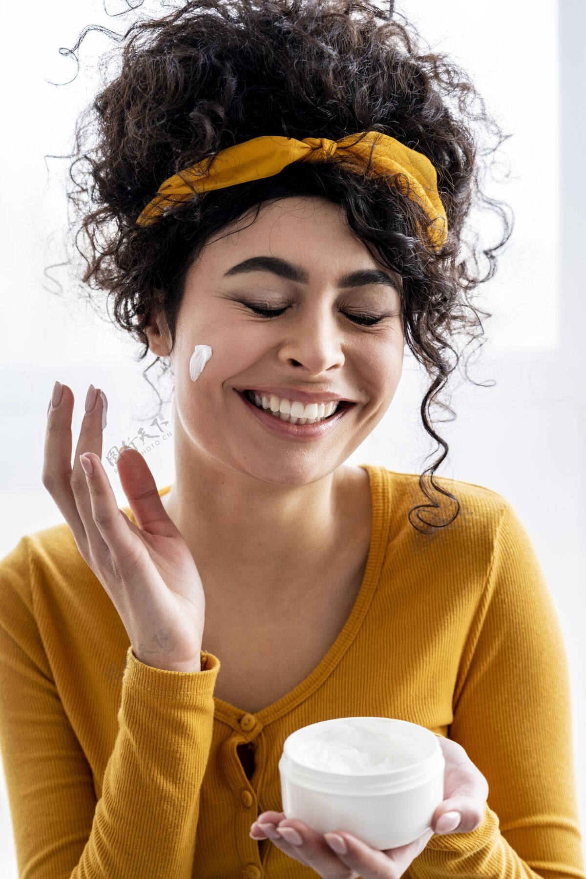 女人快乐女人笑着玩保湿霜的写真全球欢呼保湿