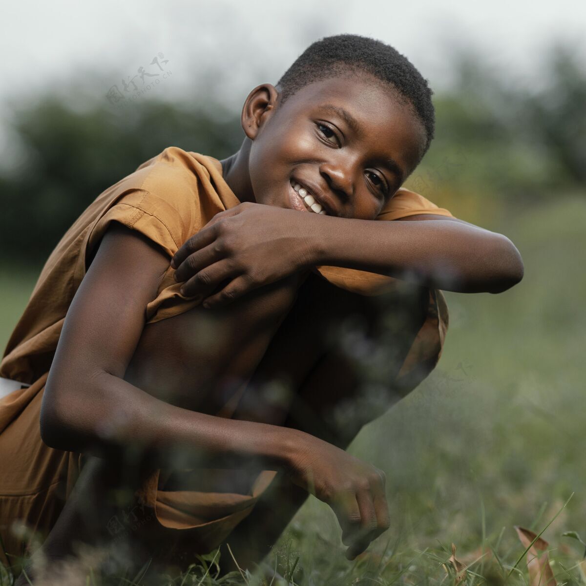 男孩微笑着站在田野里的非洲男孩肖像田野非洲