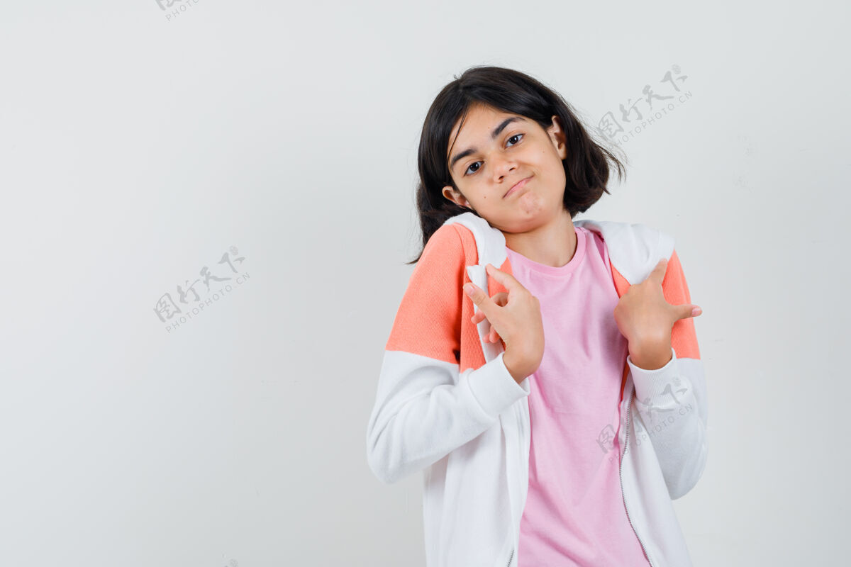 夹克年轻的女士摸着她的衣领 穿着粉红色的衬衫 看上去很困惑有趣粉色女士