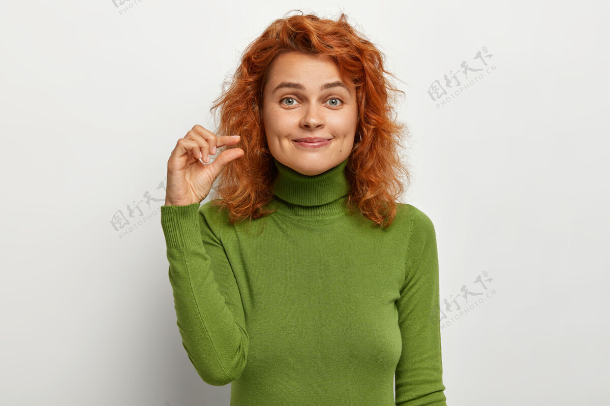 红发小尺寸概念漂亮的红头发年轻女性形状小套头衫红发手指
