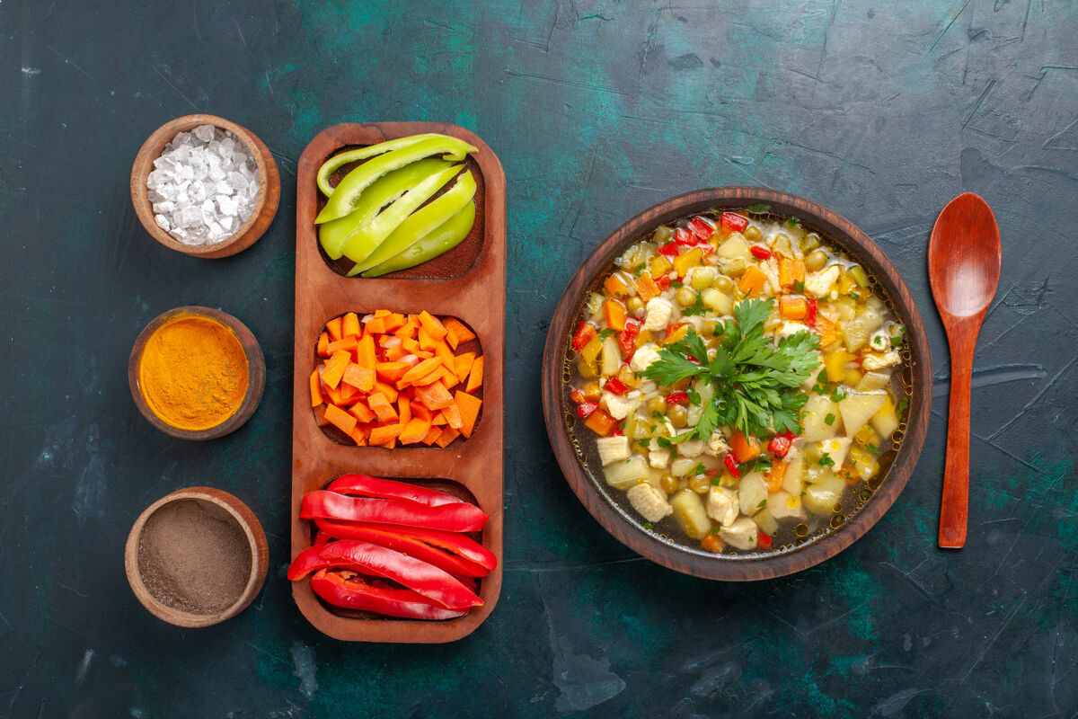 景观俯瞰美味的蔬菜汤与不同的配料和调味料对黑暗的桌子汤蔬菜酱食品热食一餐午餐配料热的