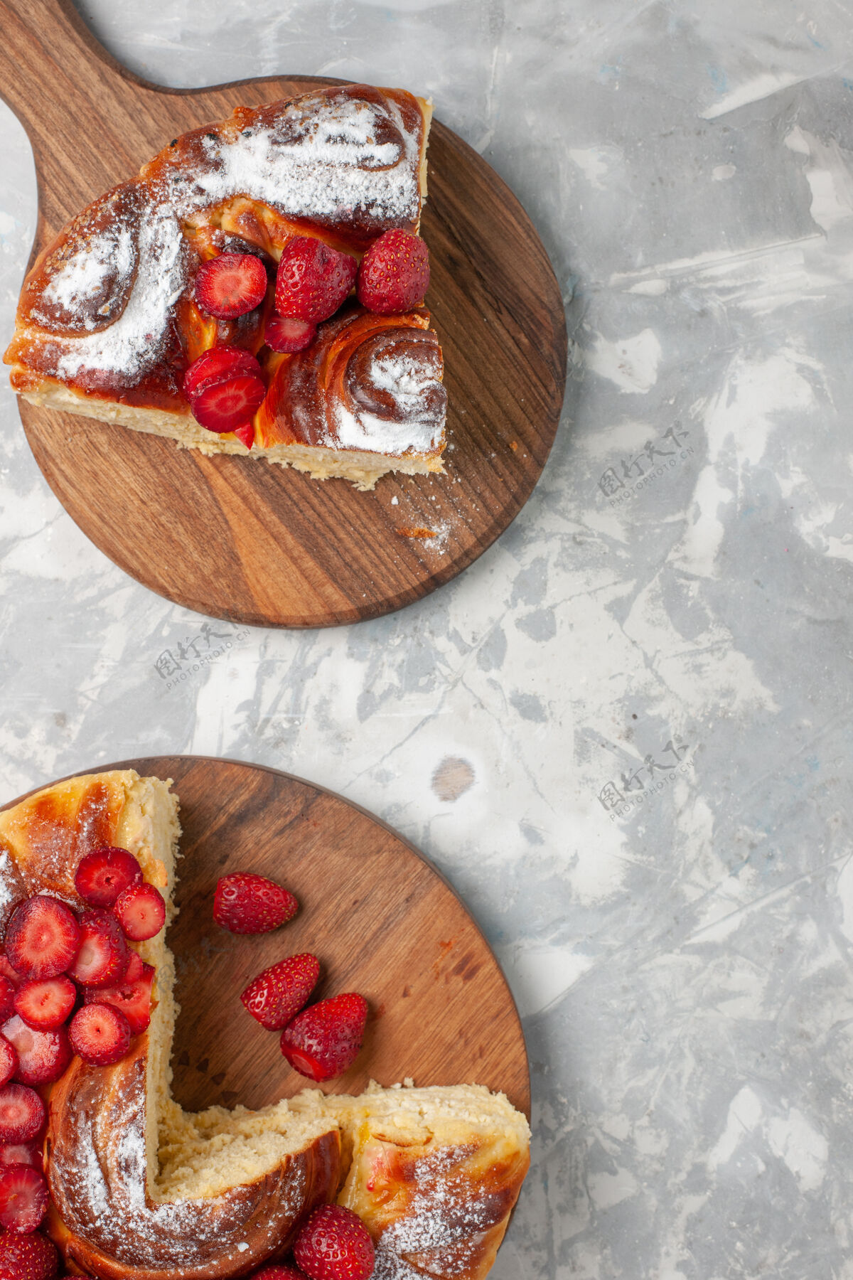 石榴俯瞰美味的草莓派烤和美味的甜点上的白色办公桌派饼干糖饼干甜蛋糕顶部生的浆果
