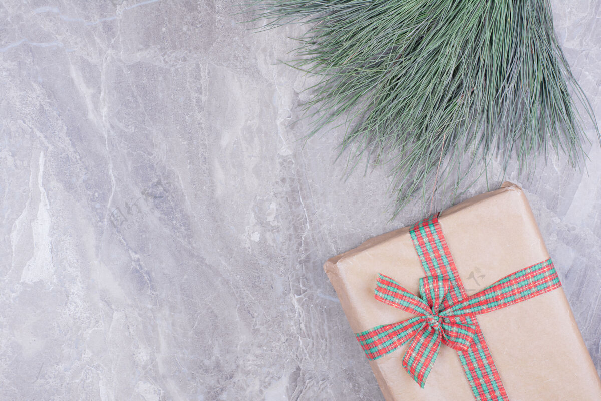 花环一个用丝带和草药包装的纸板礼盒圣诞老人框架平安夜