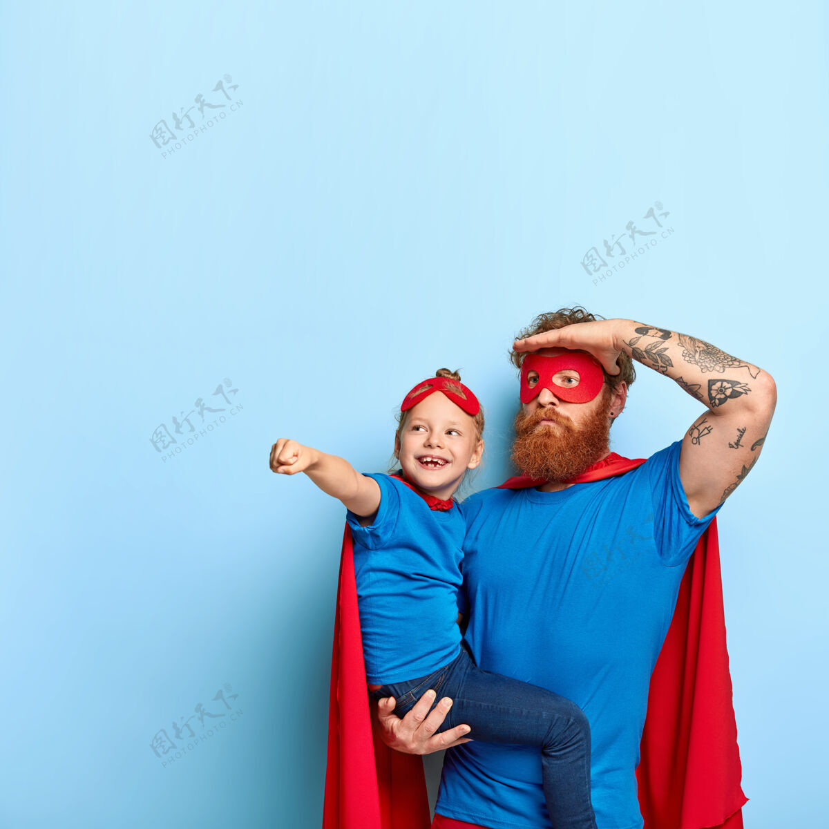垂直照片中父女俩一起玩耍 穿上超级英雄的服装在一起女儿父亲