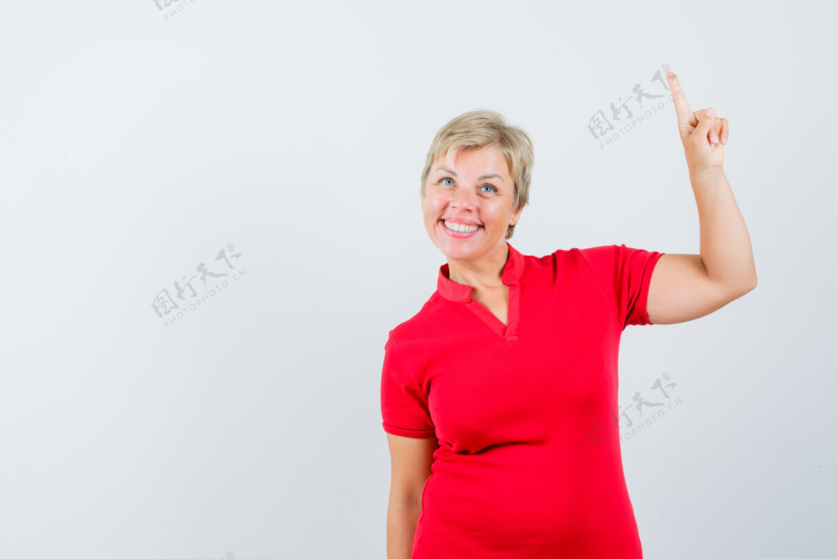 休闲成熟的女人指着红色t恤 看起来很自信可爱女士成熟