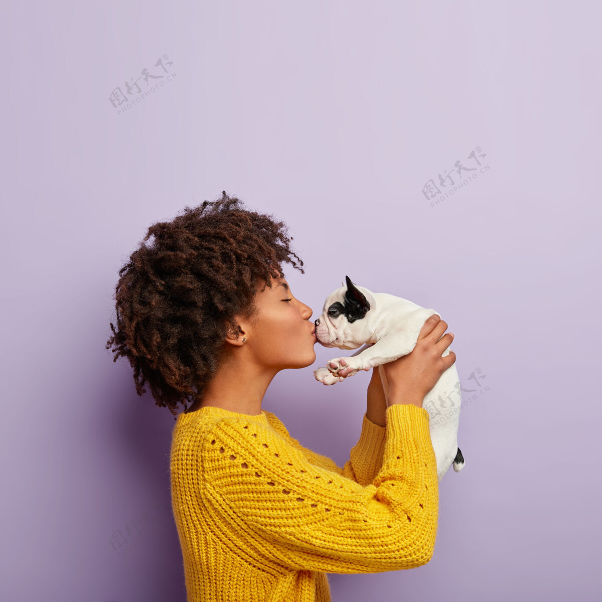 狗浪漫时刻卷发黑皮肤的女狗主人喜欢和可爱的宠物接吻训练毛衣发型