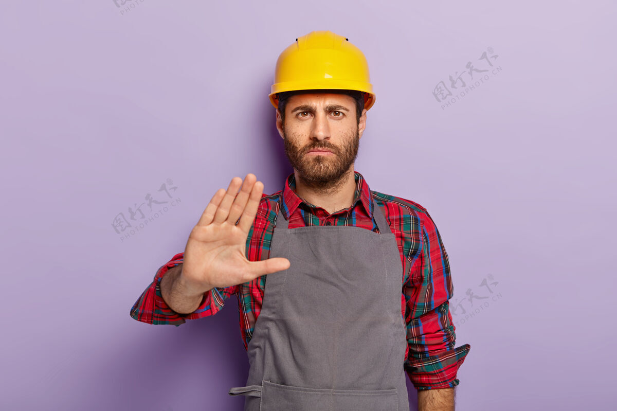 建筑师不高兴的男工程师做出拒绝的手势 说不 继续向镜头伸出手掌拒绝不高兴工人