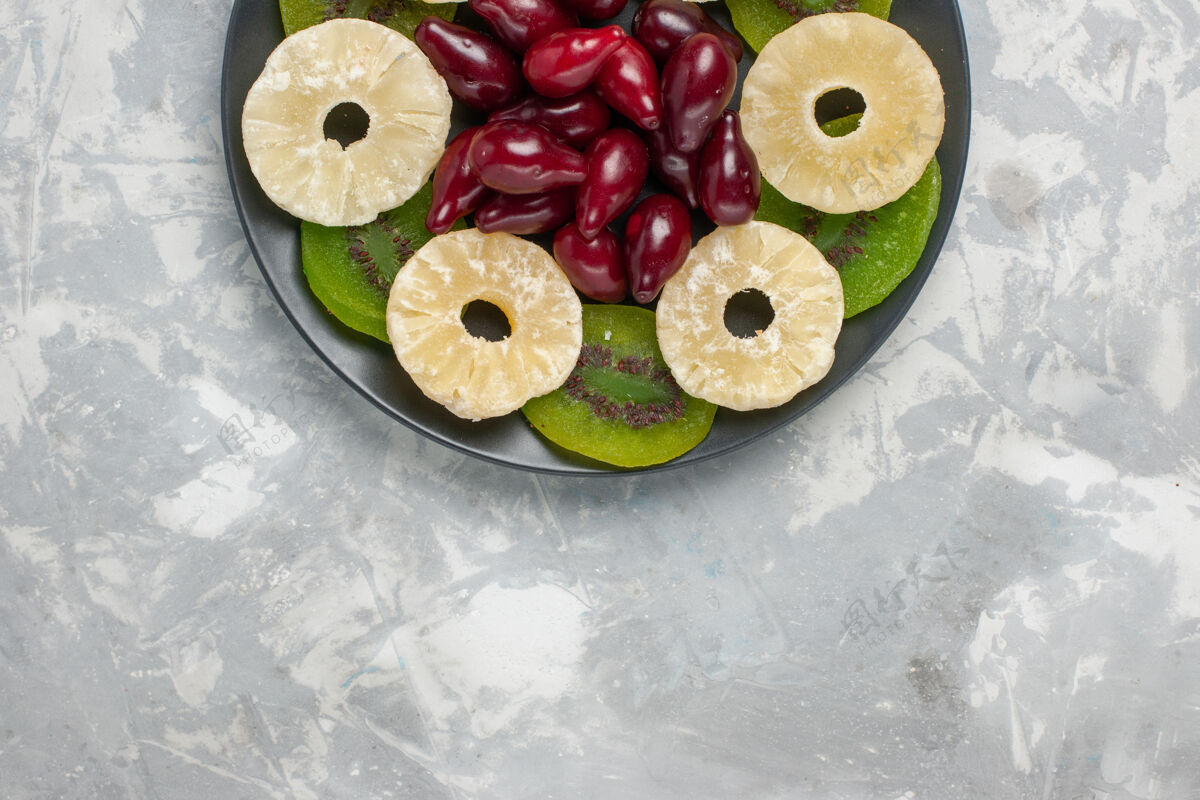 水果顶视图干果菠萝环和猕猴桃片上的白色背景水果干甜糖酸新鲜顶部生