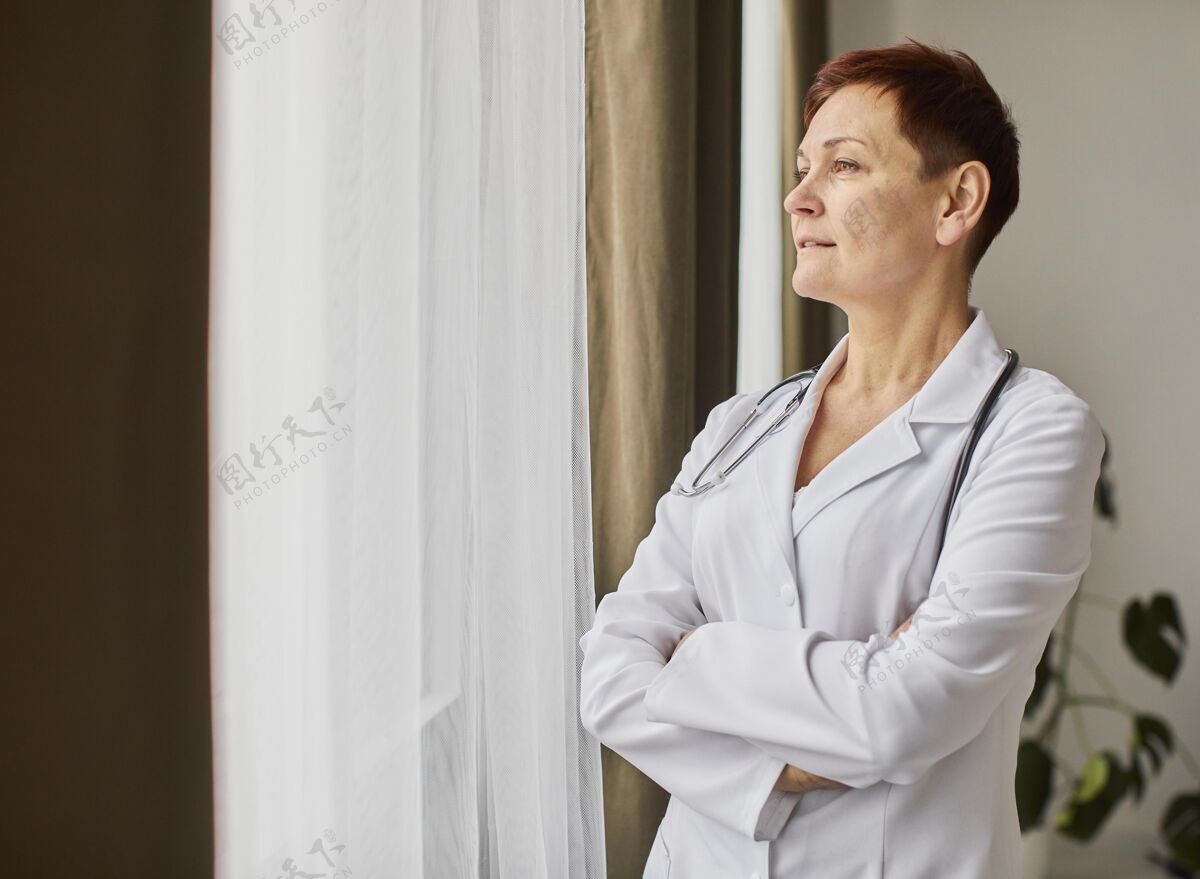 康复老科维德康复中心女医生透过窗户看着复印空间病毒水平康复