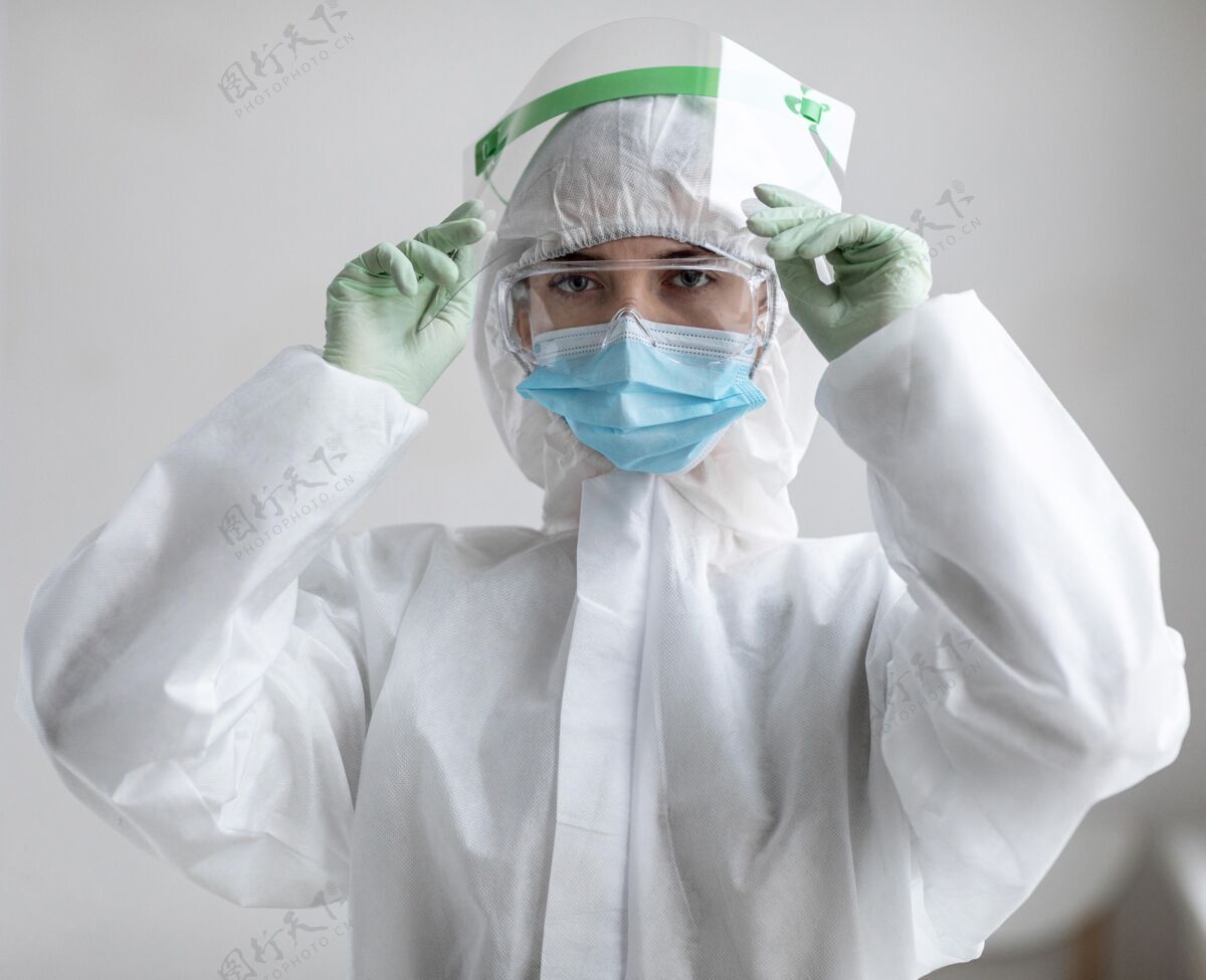 预防穿防护服的女人生物危害冠状病毒传播