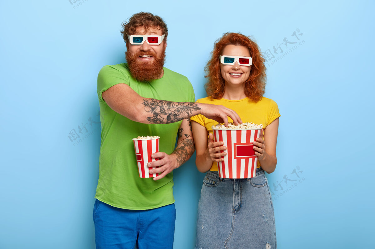 晚上积极的夫妇来电影院看深夜电影 吃美味的爆米花电影院电影男