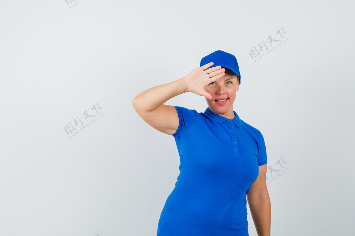 成熟穿蓝色t恤的成熟女人展示手掌说再见活跃女性谚语