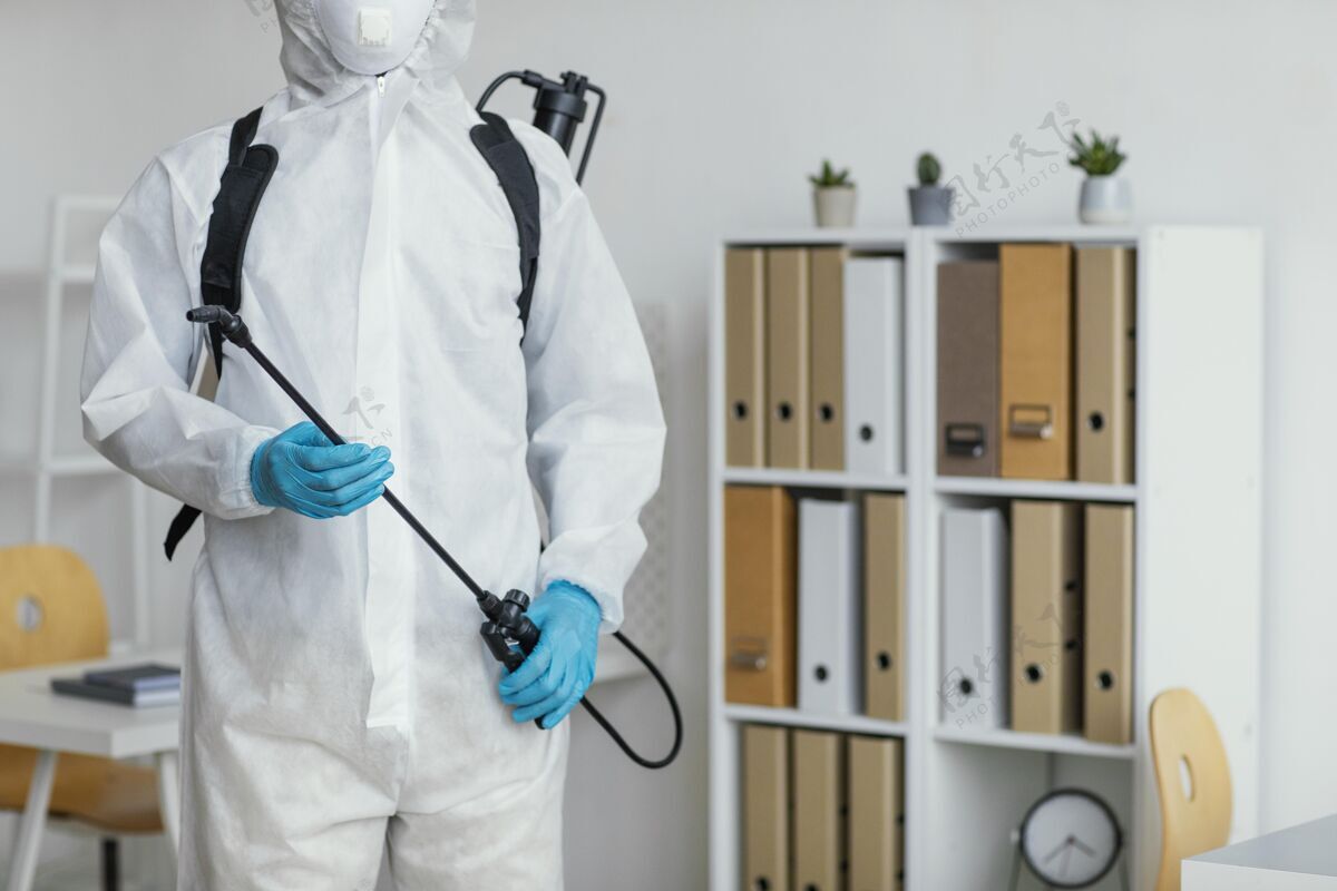 流行病穿防护服准备消毒房间的人预防防护服医疗保健