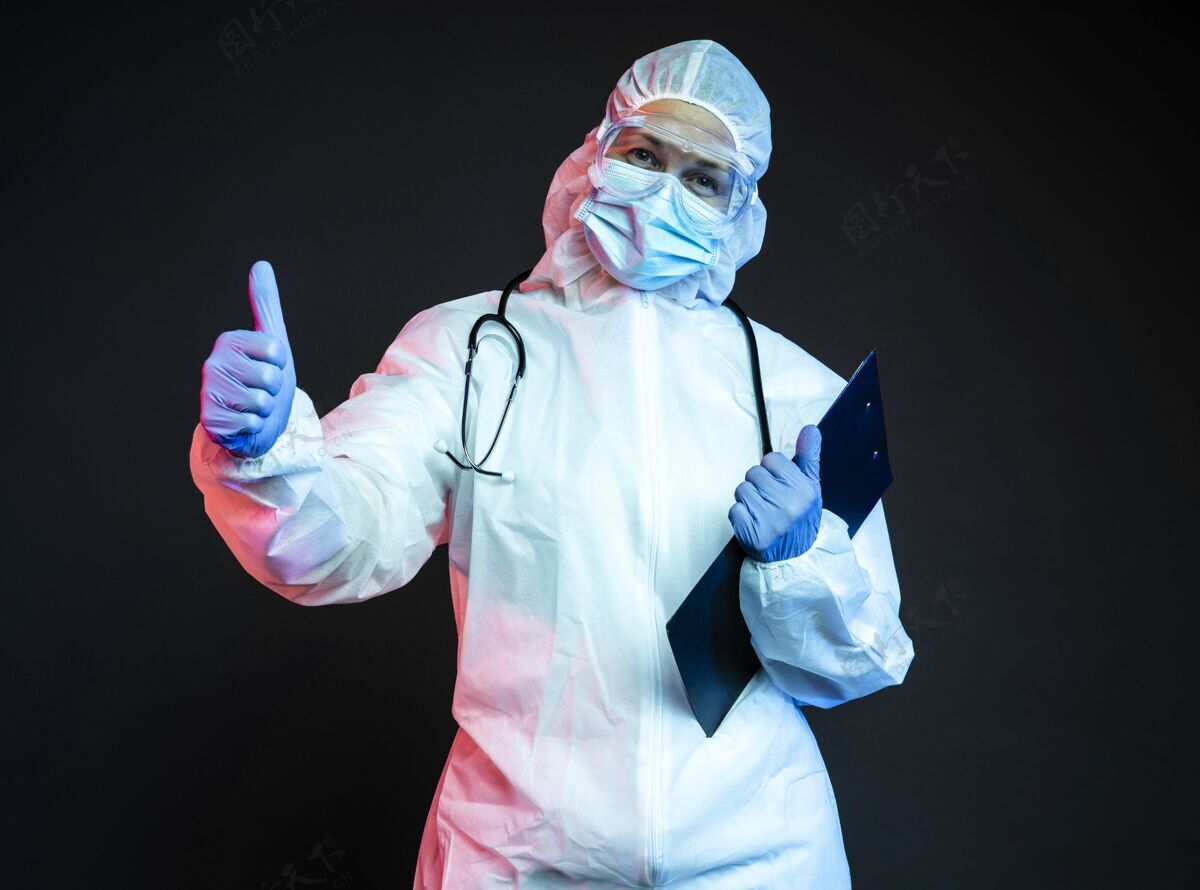 专业医生戴着医疗设备健康医院佩戴