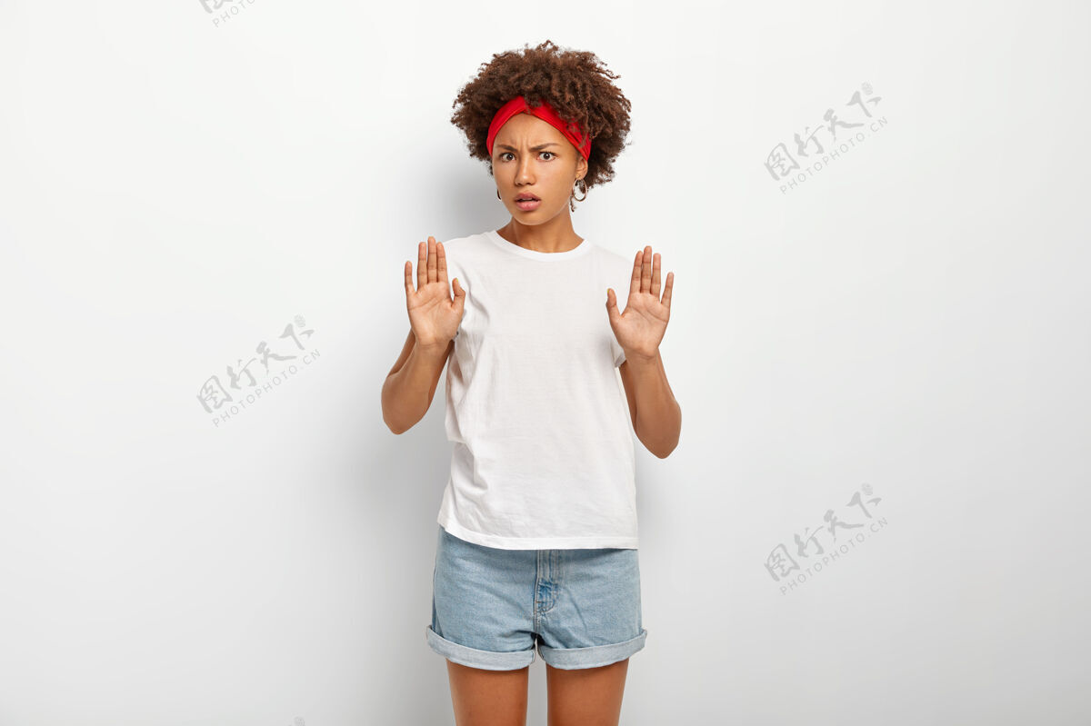 手势不 谢谢不高兴不高兴的美国黑人女孩做了停止的手势 拒绝了提议脆水平否认