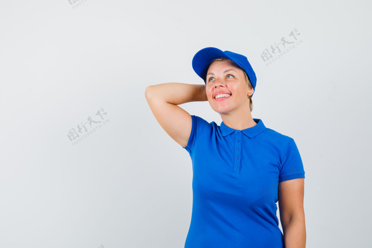 抱着成熟的女人手挽着脖子穿着蓝色t恤 看起来很梦幻白发活跃脖子